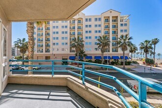 400 N Pacific St, Unit 214 in Oceanside, CA - Foto de edificio - Building Photo