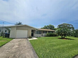 672 Gershwin Dr in Largo, FL - Building Photo