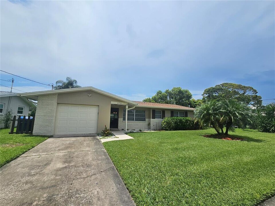 672 Gershwin Dr in Largo, FL - Building Photo
