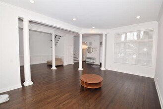 26 Hathaway Ln in Manhasset, NY - Building Photo - Building Photo