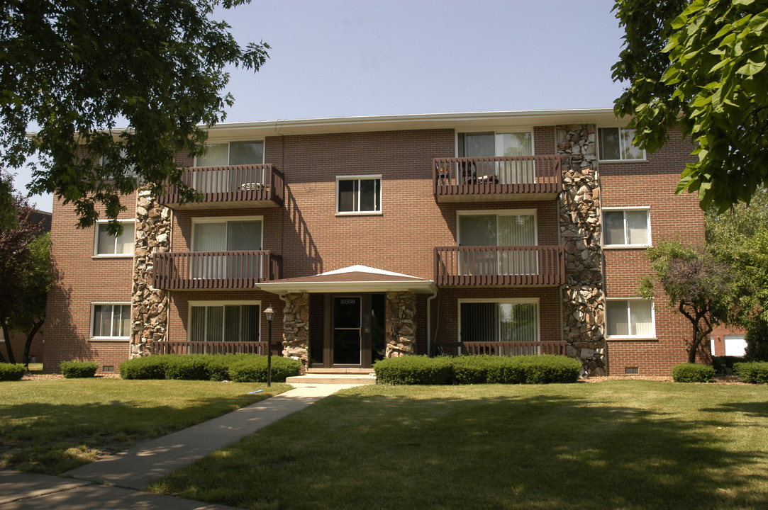 10300 Parkside Ave in Oak Lawn, IL - Building Photo