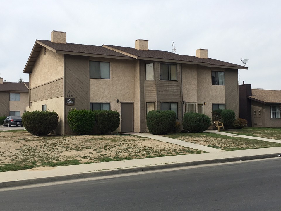 6409 Castleford St in Bakersfield, CA - Foto de edificio