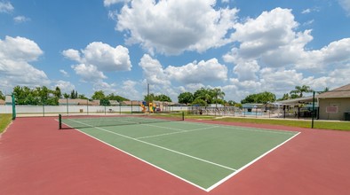 Meadowbrook Village in Tampa, FL - Building Photo - Other