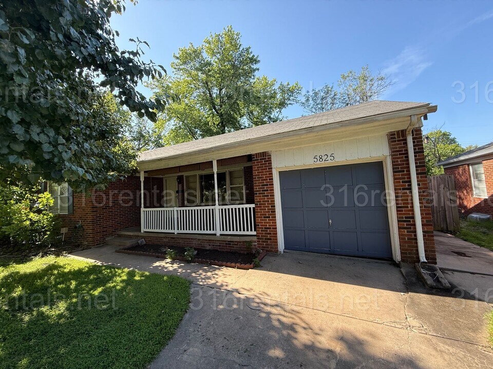 5825 E Oakwood Dr in Wichita, KS - Building Photo