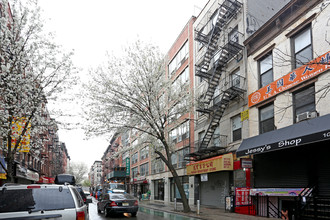 Genia Court in New York, NY - Foto de edificio - Building Photo