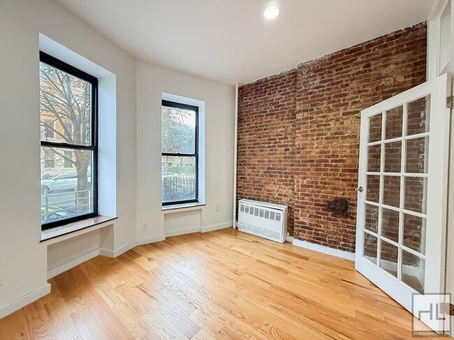 BEDFORD AVENUE / No fee 1-Bed 1-Bath in Prime Crown Heights / 1-Month Free