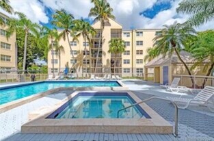 8343 Lake Dr, Unit 8343Lake Dr Doral FL33166 in Doral, FL - Building Photo