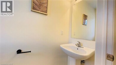 27 Mia Dr in Hamilton, ON - Building Photo - Building Photo