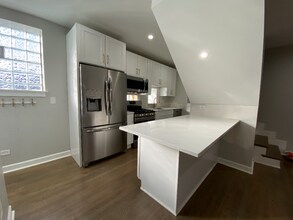 2215 N Bissell St-Unit -2C in Chicago, IL - Building Photo - Building Photo
