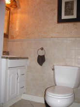 6 Vine St, Unit 1 in Glenwood Landing, NY - Foto de edificio - Building Photo