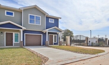 14010 Longstreet Rd in Willis, TX - Building Photo - Building Photo