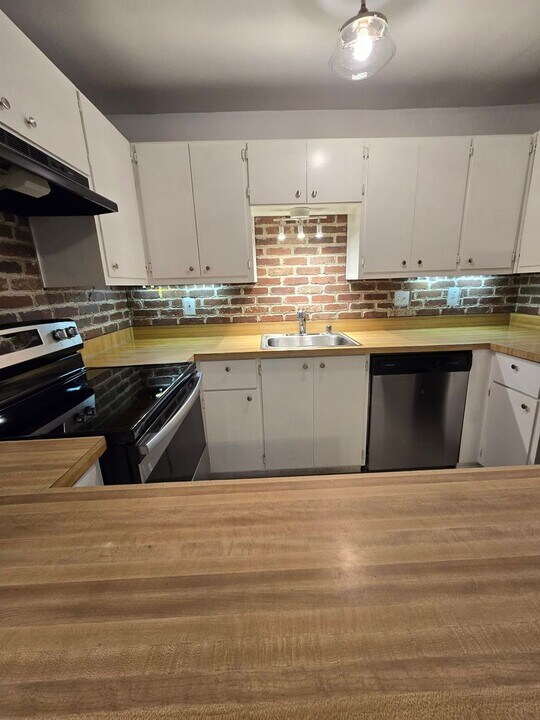 1425 S Puget Dr in Renton, WA - Building Photo