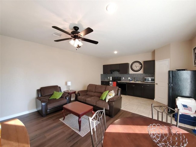 511 Dahlia St in Prairie View, TX - Foto de edificio - Interior Photo