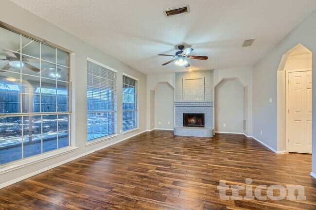 4649 Devonshire Dr in Grand Prairie, TX - Foto de edificio - Building Photo