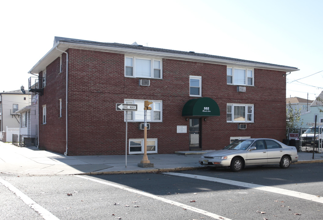 552 3rd Ave in Elizabeth, NJ - Building Photo