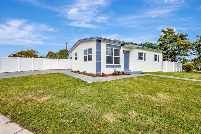 1335 Lee St in Delray Beach, FL - Building Photo - Building Photo