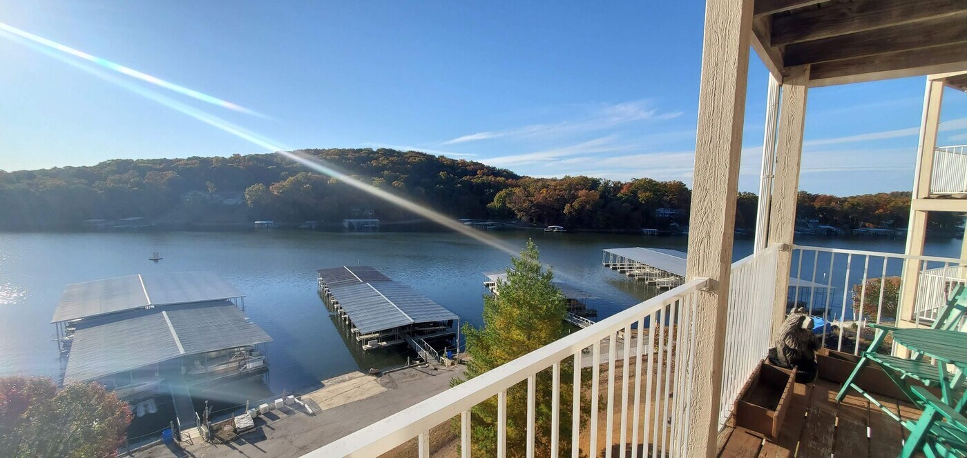 28 Wheel House Ct. in Village Of Four Seasons, MO - Building Photo