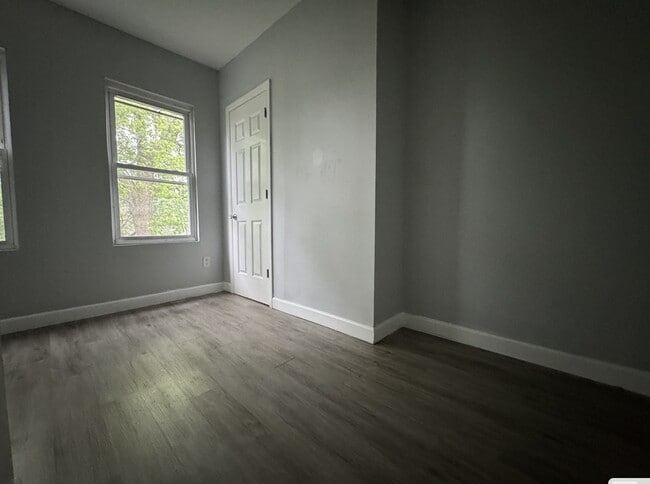 25 Bayview Ave, Unit 2 in Jersey City, NJ - Building Photo - Building Photo
