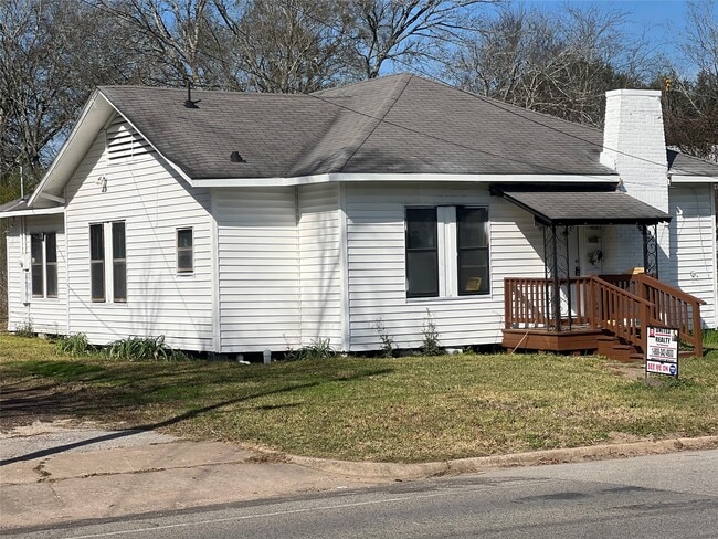 property at 1101 N 1st St