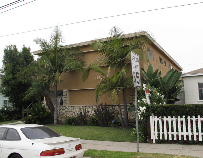 11929 Jefferson Blvd in Culver City, CA - Foto de edificio - Building Photo