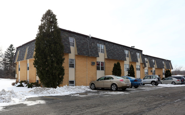 Brianna Place Apartments in Girard, OH - Building Photo - Building Photo