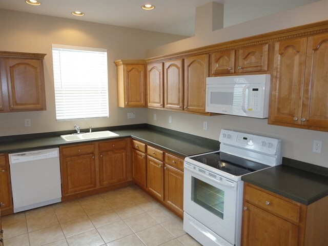 24600 Victoria Wood Ct in Lutz, FL - Building Photo - Building Photo