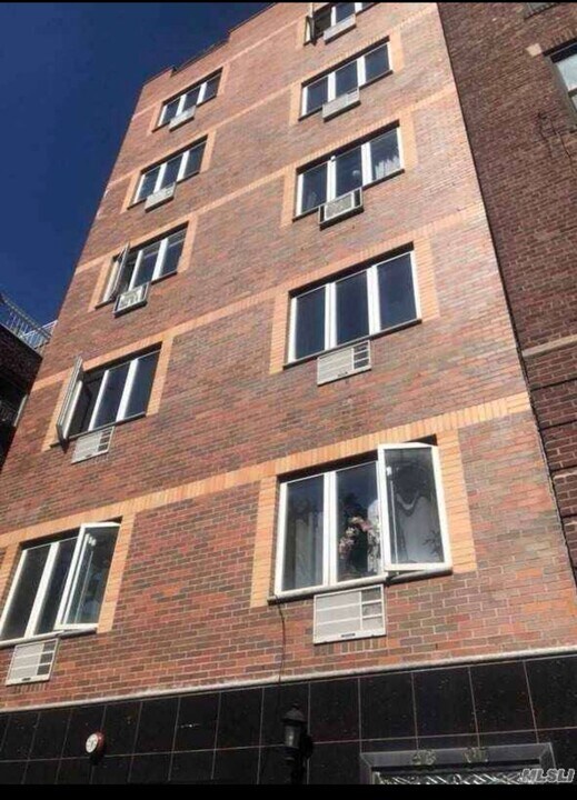 43-7 48th St in Queens, NY - Building Photo