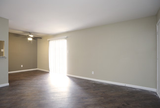 Lake Houston Pines in Houston, TX - Foto de edificio - Interior Photo