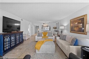 7430 Lake Breeze Dr in Ft. Myers, FL - Building Photo