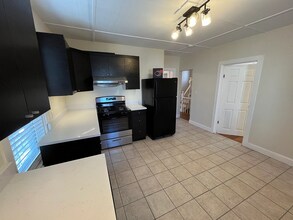 29 Watts St, Unit 2 in Malden, MA - Foto de edificio - Building Photo