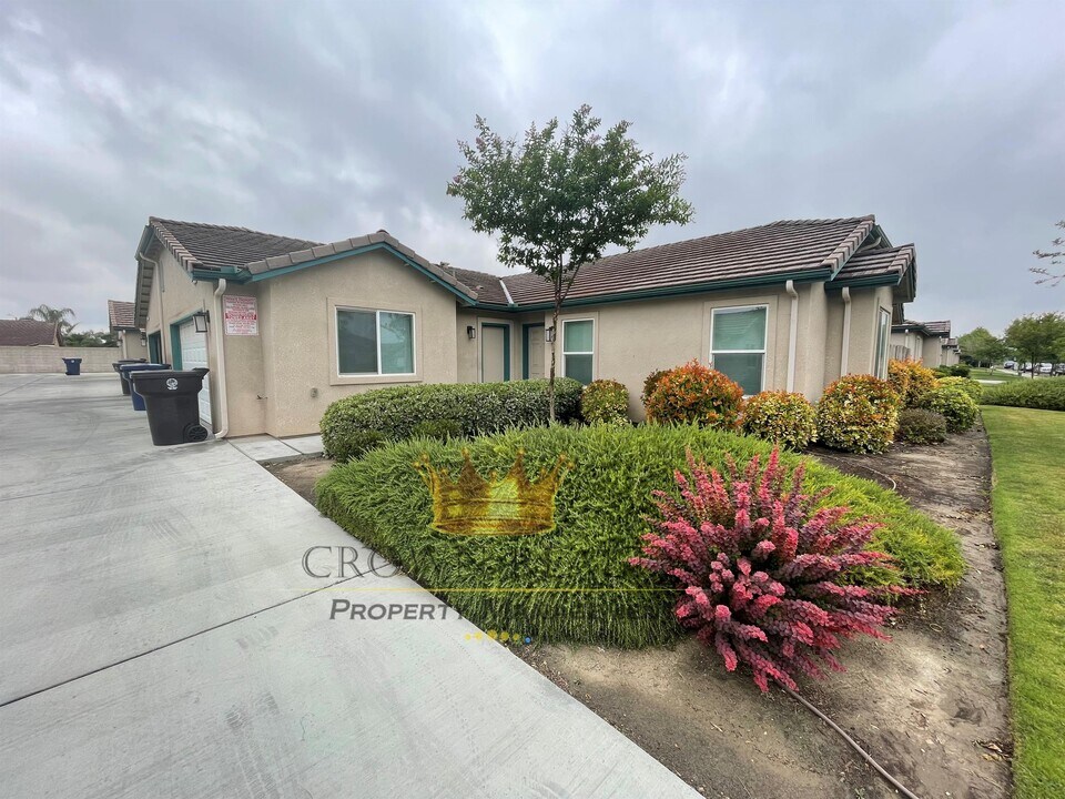 3081 Bright St in Tulare, CA - Building Photo