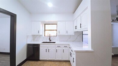 1933 Oakbluff Dr in Carrollton, TX - Building Photo - Building Photo