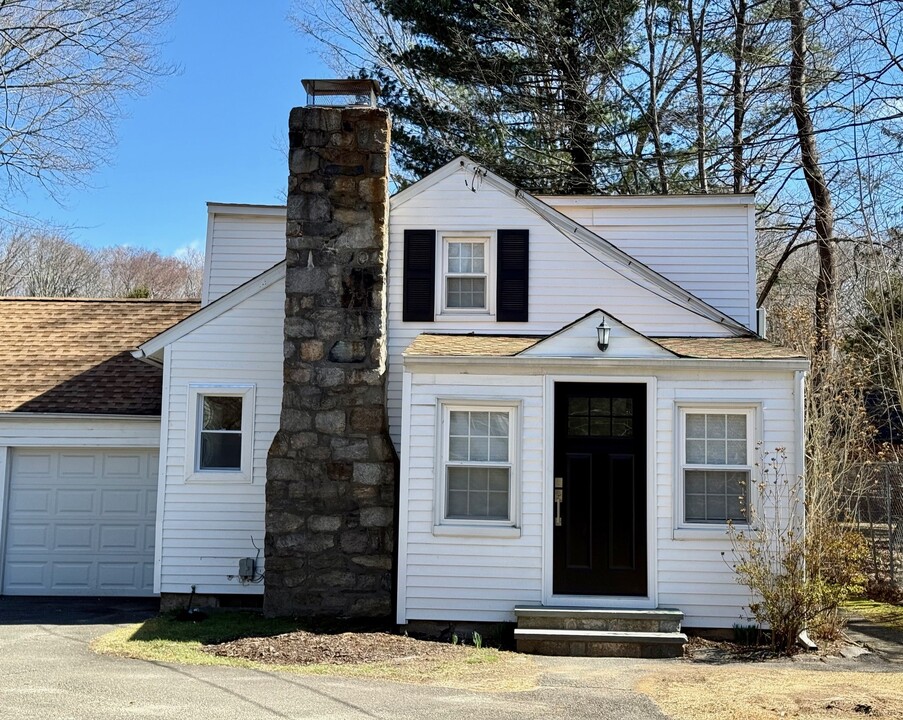 4 Evergreen Ave in Wilton, CT - Building Photo