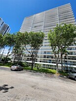 3701 N Country Club Dr in Aventura, FL - Building Photo
