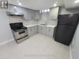 4372 Heathgate Crescent in Mississauga, ON - Building Photo