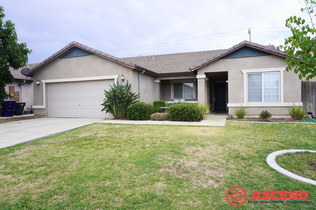 10605 Pleasant Valley Dr in Bakersfield, CA - Foto de edificio