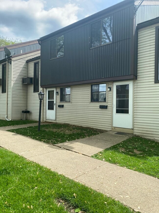 1020 Broadway St, Unit B4 in Martins Ferry, OH - Building Photo - Building Photo