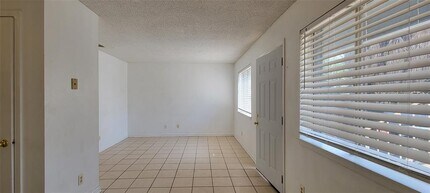 530 W Hopkins St in San Marcos, TX - Building Photo - Building Photo