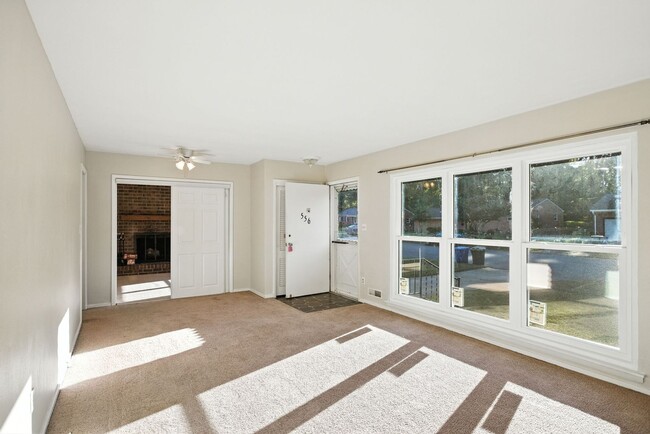 556 Almond Dr in Newport News, VA - Building Photo - Building Photo