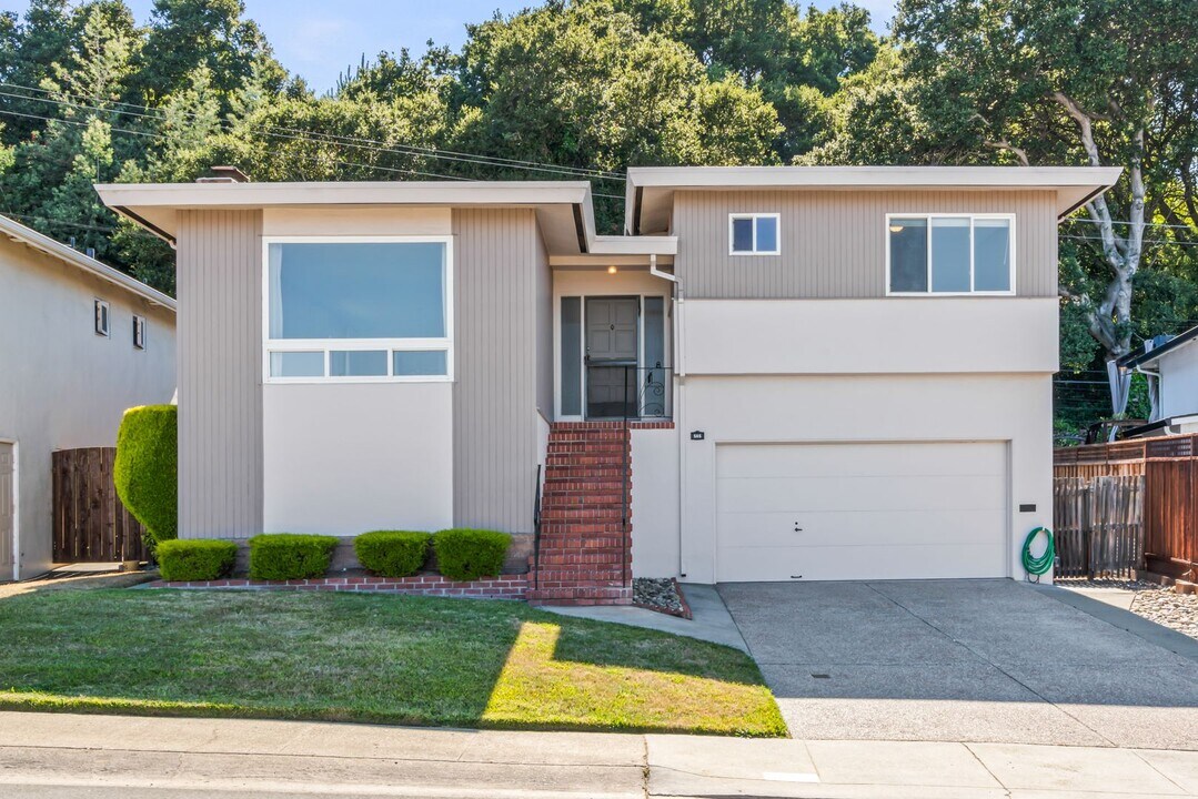 565 Hawthorne Ave in San Bruno, CA - Building Photo