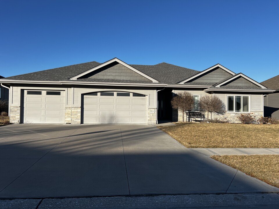 19616 Parker Street in Elkhorn, NE - Building Photo