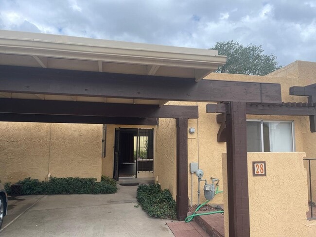 property at 28 Casa Hermosa Dr NE