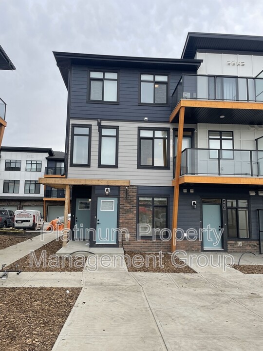 562 Seton Cir SE in Calgary, AB - Building Photo