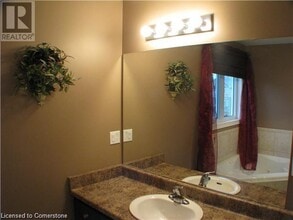 11 Saybrook Gardens in Hamilton, ON - Building Photo - Building Photo