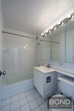166 E 34th St in New York, NY - Building Photo - Building Photo