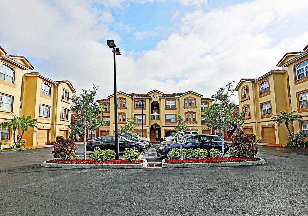 15645 Ocean Walk Circle in Ft. Myers, FL - Building Photo