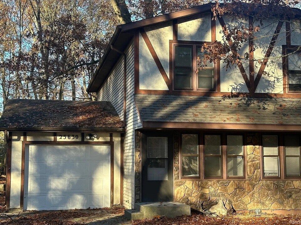 25630 Thelmadale Dr in Elkhart, IN - Building Photo