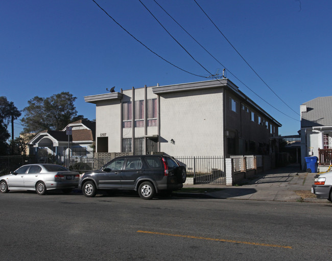 1207 N Edgemont St in Los Angeles, CA - Foto de edificio - Building Photo