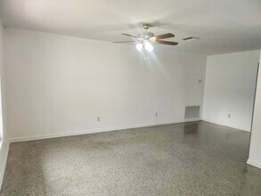7723 W Pocahontas Ave in Tampa, FL - Foto de edificio - Building Photo