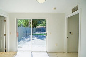 1556 NE 135th St, Unit 2 in North Miami, FL - Foto de edificio - Building Photo